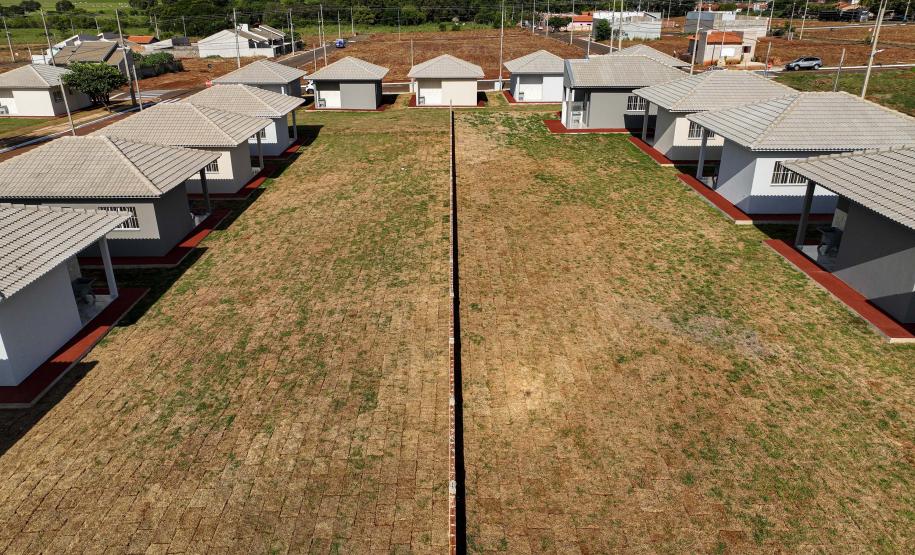 Governador entrega moradias e anuncia R$ 36,2 milhões para estradas rurais em Terra Rica