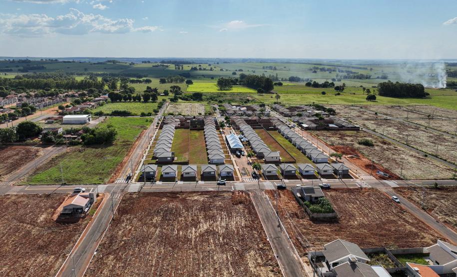 Governador entrega moradias e anuncia R$ 36,2 milhões para estradas rurais em Terra Rica