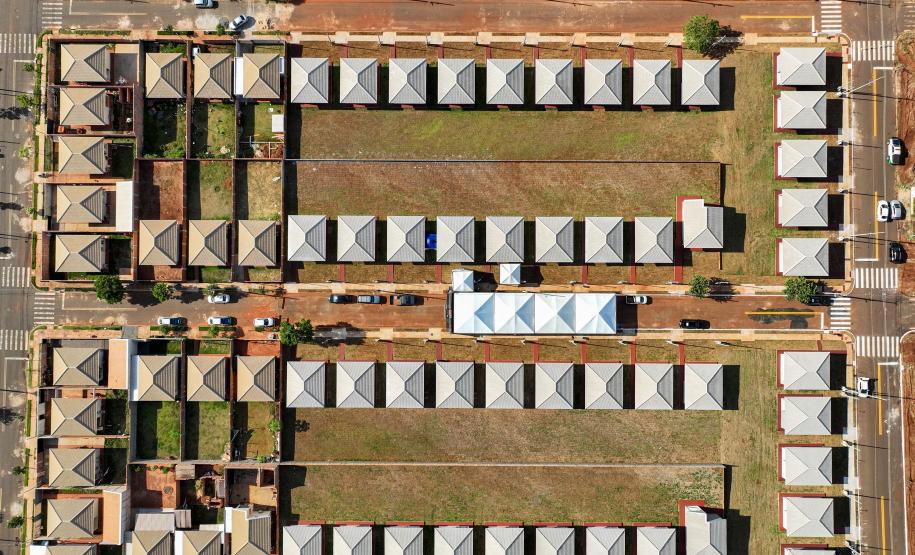 Governador entrega moradias e anuncia R$ 36,2 milhões para estradas rurais em Terra Rica