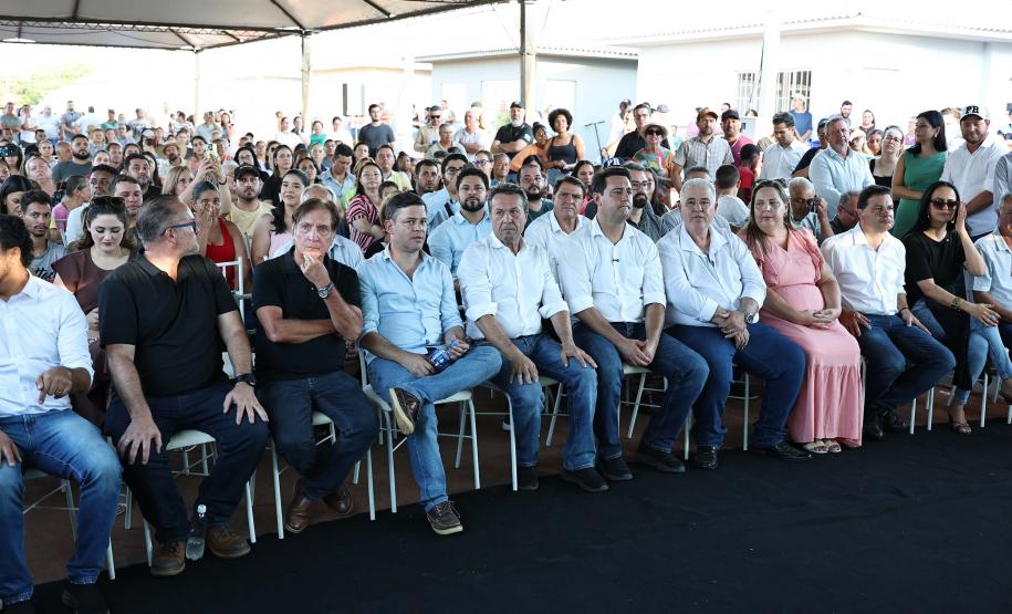 Governador entrega moradias e anuncia R$ 36,2 milhões para estradas rurais em Terra Rica