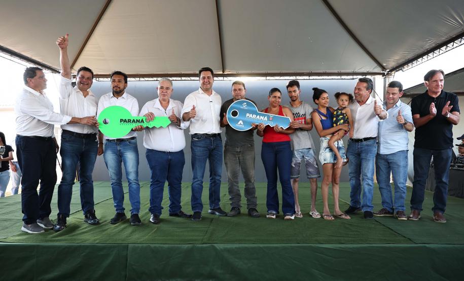 Governador entrega moradias e anuncia R$ 36,2 milhões para estradas rurais em Terra Rica