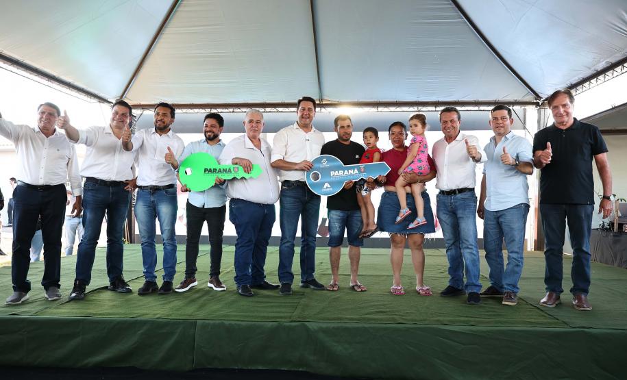 Governador entrega moradias e anuncia R$ 36,2 milhões para estradas rurais em Terra Rica