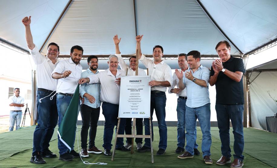 Governador entrega moradias e anuncia R$ 36,2 milhões para estradas rurais em Terra Rica