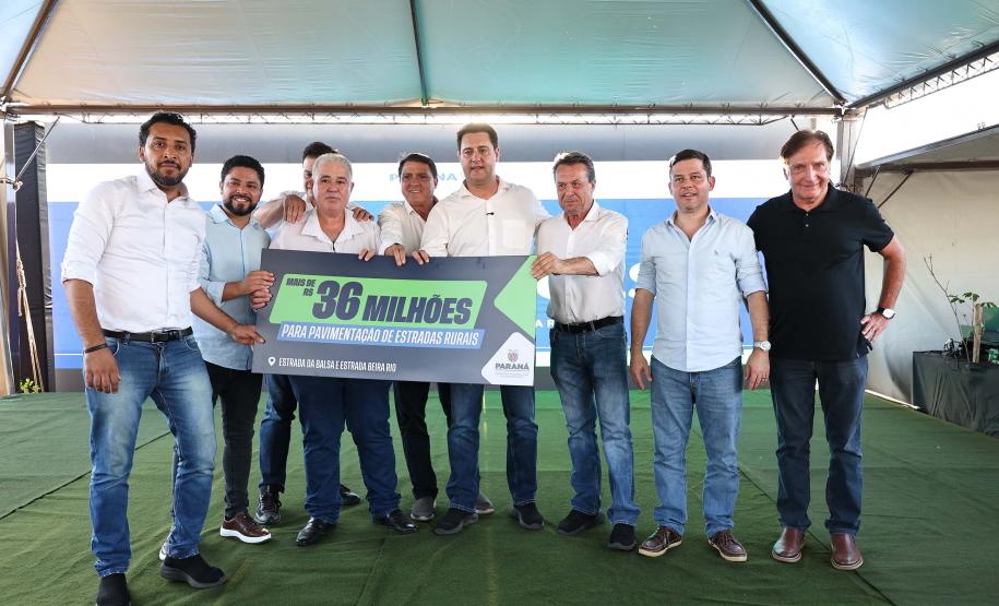 Governador entrega moradias e anuncia R$ 36,2 milhões para estradas rurais em Terra Rica