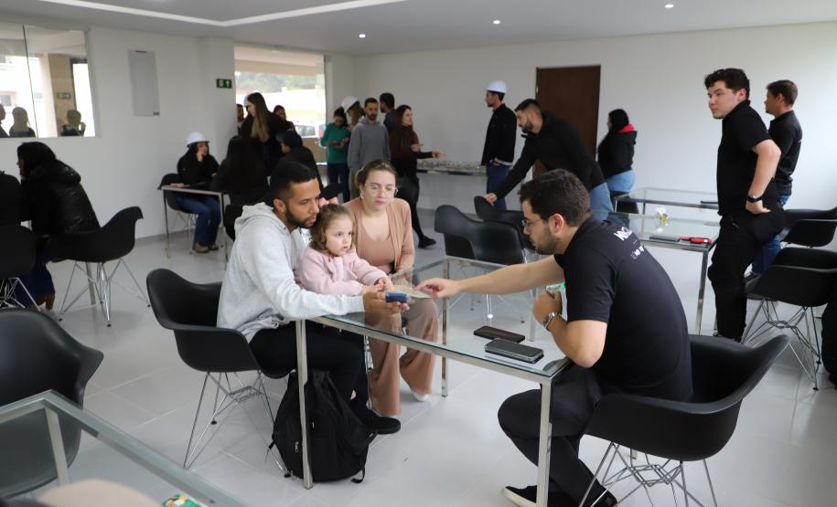 Com recursos do Estado, Cohapar entrega primeira etapa de novo empreendimento na capital