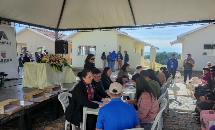 47 famílias de Figueira recebem moradias financiadas pela Cohapar
