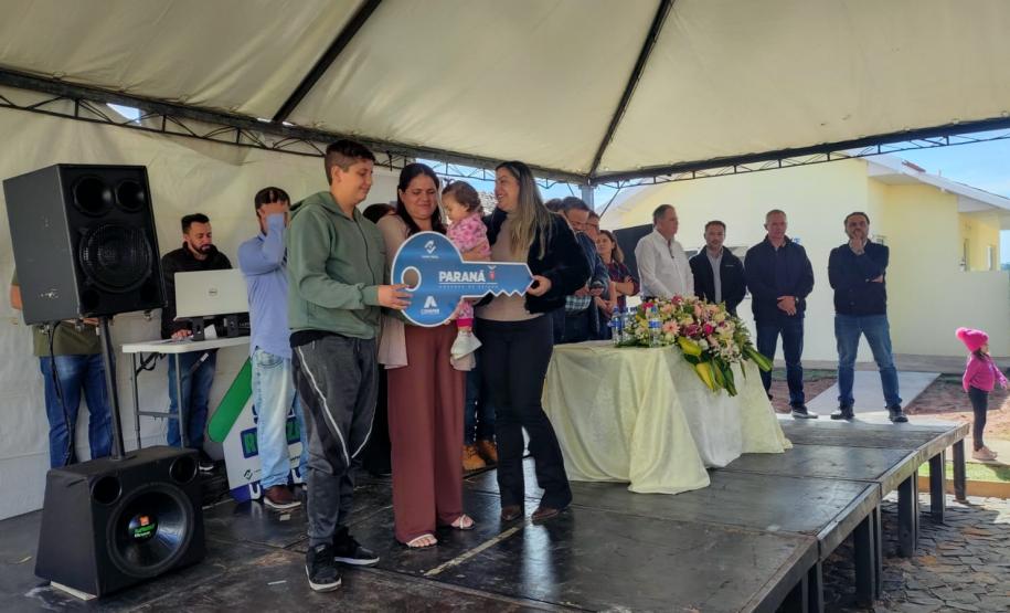 47 famílias de Figueira recebem moradias financiadas pela Cohapar