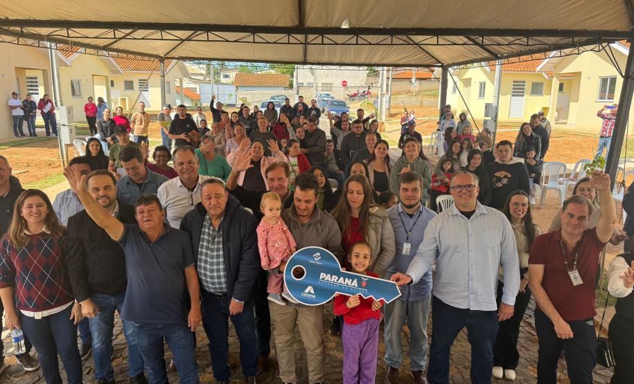 47 famílias de Figueira recebem moradias financiadas pela Cohapar