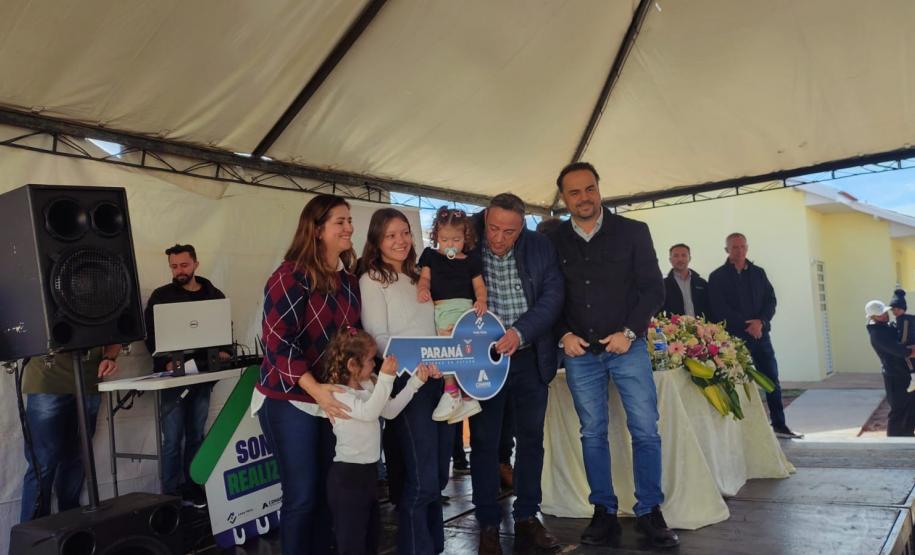 47 famílias de Figueira recebem moradias financiadas pela Cohapar