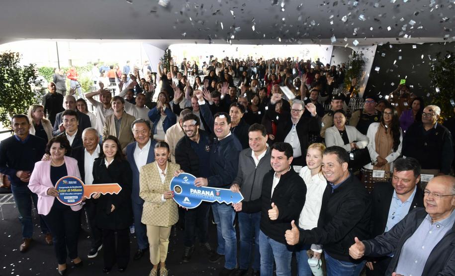 Ratinho Junior inaugura residencial com 320 unidades em Londrina, no Norte do Estado