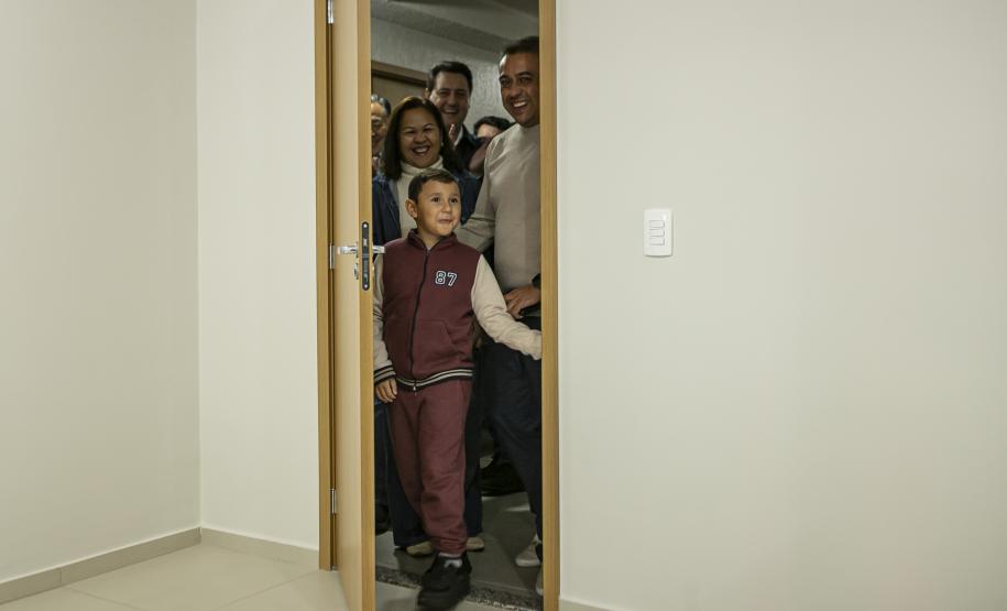 Ratinho Junior inaugura residencial com 320 unidades em Londrina, no Norte do Estado