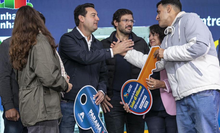 Ratinho Junior inaugura residencial com 320 unidades em Londrina, no Norte do Estado