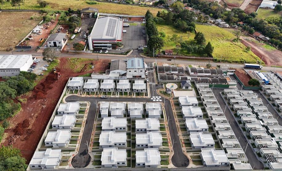 Em Ponta Grossa, condomínio com 47 casas é inaugurado com recursos estaduais