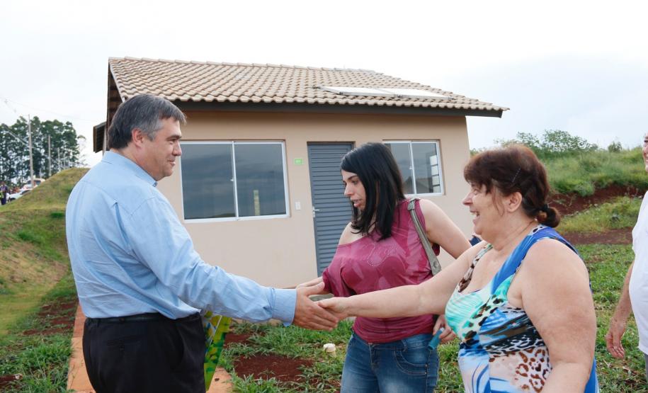 Chaves de 500 moradias populares são entregues a famílias de Apucarana Foi inaugurado na última sexta-feira (21) o Conjunto Residencial Solo Sagrado, novo lar de 500 famílias da cidade de Apucarana, no Vale do Ivaí. O empreendimento recebeu R$ 36 milhões de investimentos do poder público por meio do programa Minha Casa Minha Vida, do Governo Federal, e Morar Bem Paraná, do Governo do Estado, com a participação da Prefeitura de Apucarana.