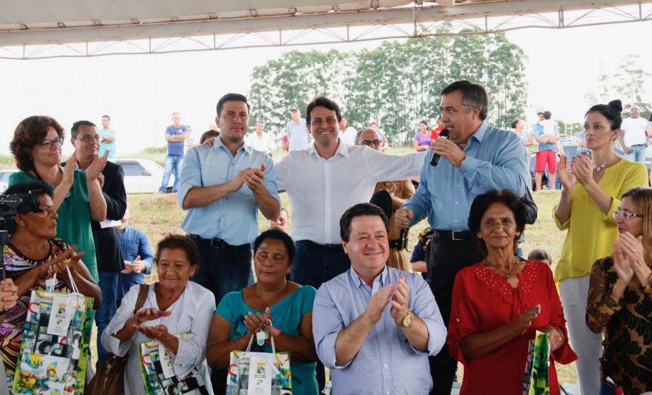 Chaves de 500 moradias populares são entregues a famílias de Apucarana Foi inaugurado na última sexta-feira (21) o Conjunto Residencial Solo Sagrado, novo lar de 500 famílias da cidade de Apucarana, no Vale do Ivaí. O empreendimento recebeu R$ 36 milhões de investimentos do poder público por meio do programa Minha Casa Minha Vida, do Governo Federal, e Morar Bem Paraná, do Governo do Estado, com a participação da Prefeitura de Apucarana.