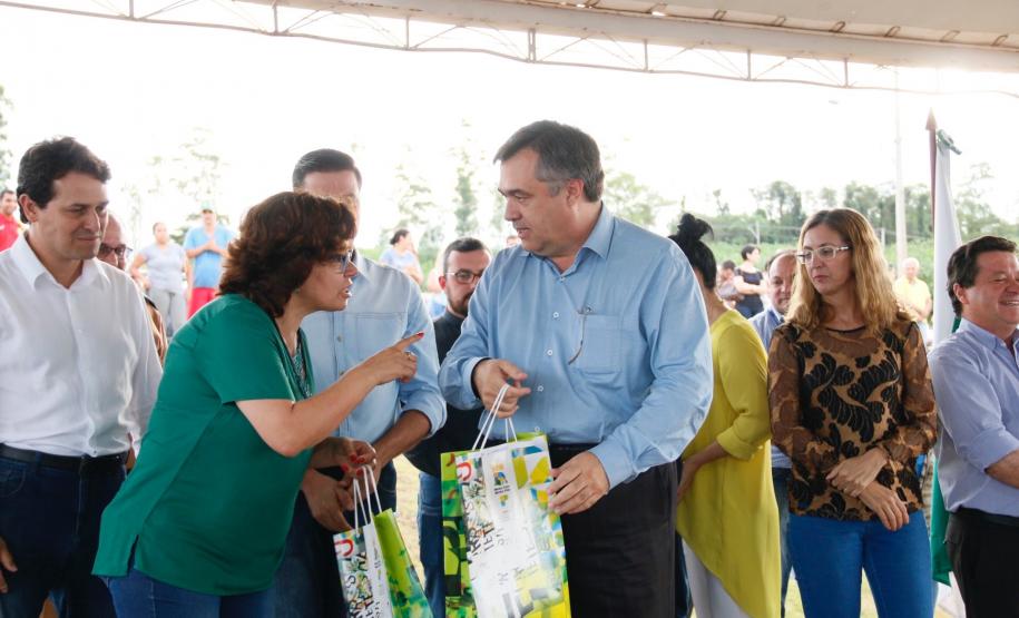 Chaves de 500 moradias populares são entregues a famílias de Apucarana Foi inaugurado na última sexta-feira (21) o Conjunto Residencial Solo Sagrado, novo lar de 500 famílias da cidade de Apucarana, no Vale do Ivaí. O empreendimento recebeu R$ 36 milhões de investimentos do poder público por meio do programa Minha Casa Minha Vida, do Governo Federal, e Morar Bem Paraná, do Governo do Estado, com a participação da Prefeitura de Apucarana.