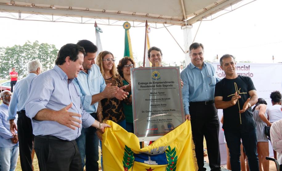 Chaves de 500 moradias populares são entregues a famílias de Apucarana Foi inaugurado na última sexta-feira (21) o Conjunto Residencial Solo Sagrado, novo lar de 500 famílias da cidade de Apucarana, no Vale do Ivaí. O empreendimento recebeu R$ 36 milhões de investimentos do poder público por meio do programa Minha Casa Minha Vida, do Governo Federal, e Morar Bem Paraná, do Governo do Estado, com a participação da Prefeitura de Apucarana.