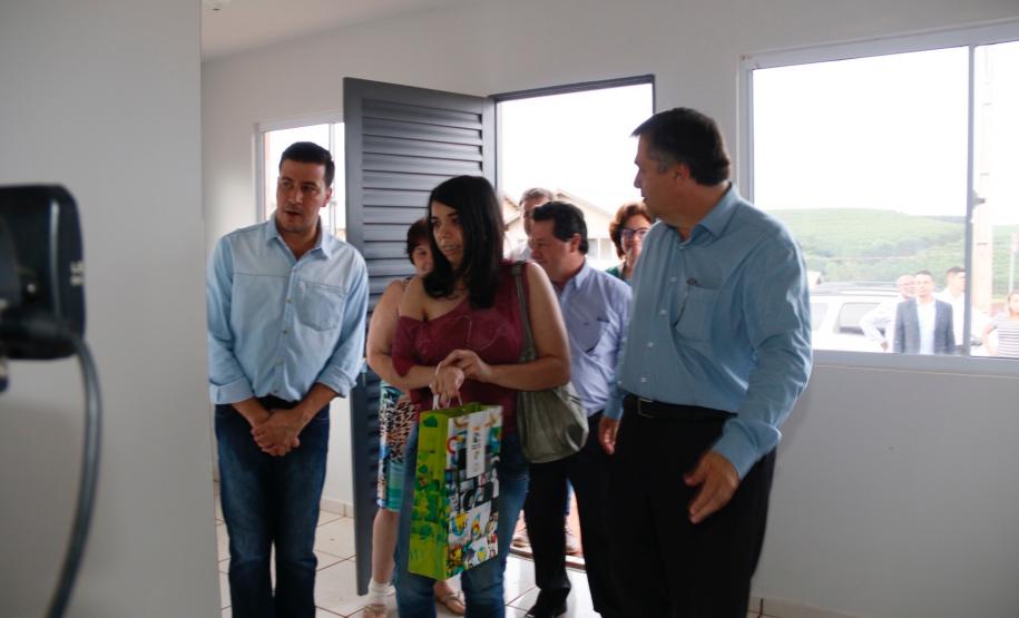 Chaves de 500 moradias populares são entregues a famílias de Apucarana Foi inaugurado na última sexta-feira (21) o Conjunto Residencial Solo Sagrado, novo lar de 500 famílias da cidade de Apucarana, no Vale do Ivaí. O empreendimento recebeu R$ 36 milhões de investimentos do poder público por meio do programa Minha Casa Minha Vida, do Governo Federal, e Morar Bem Paraná, do Governo do Estado, com a participação da Prefeitura de Apucarana.