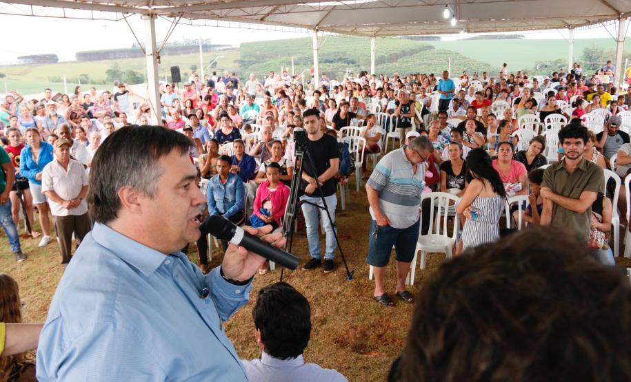 Chaves de 500 moradias populares são entregues a famílias de Apucarana Foi inaugurado na última sexta-feira (21) o Conjunto Residencial Solo Sagrado, novo lar de 500 famílias da cidade de Apucarana, no Vale do Ivaí. O empreendimento recebeu R$ 36 milhões de investimentos do poder público por meio do programa Minha Casa Minha Vida, do Governo Federal, e Morar Bem Paraná, do Governo do Estado, com a participação da Prefeitura de Apucarana.