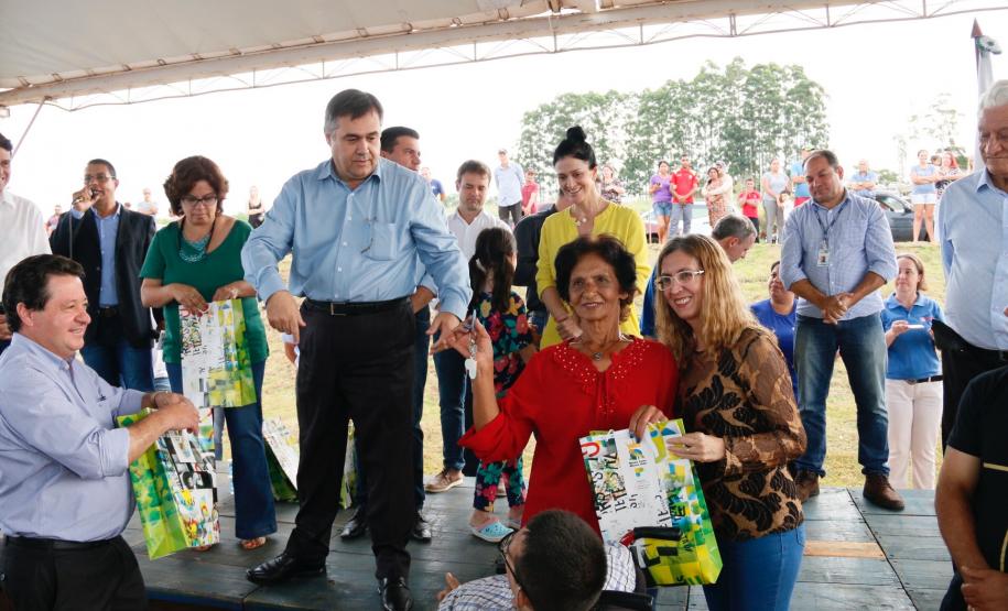 Chaves de 500 moradias populares são entregues a famílias de Apucarana Foi inaugurado na última sexta-feira (21) o Conjunto Residencial Solo Sagrado, novo lar de 500 famílias da cidade de Apucarana, no Vale do Ivaí. O empreendimento recebeu R$ 36 milhões de investimentos do poder público por meio do programa Minha Casa Minha Vida, do Governo Federal, e Morar Bem Paraná, do Governo do Estado, com a participação da Prefeitura de Apucarana.