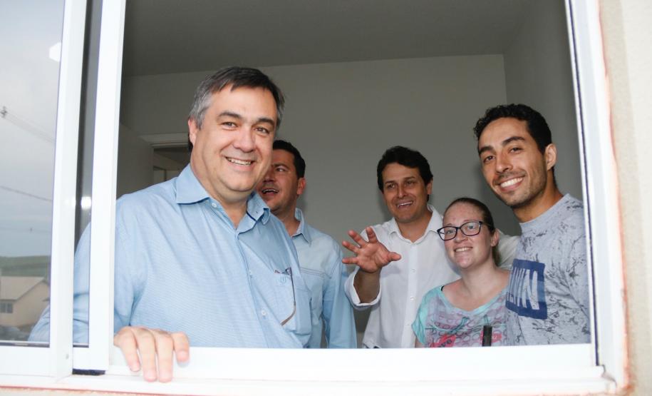 Chaves de 500 moradias populares são entregues a famílias de Apucarana Foi inaugurado na última sexta-feira (21) o Conjunto Residencial Solo Sagrado, novo lar de 500 famílias da cidade de Apucarana, no Vale do Ivaí. O empreendimento recebeu R$ 36 milhões de investimentos do poder público por meio do programa Minha Casa Minha Vida, do Governo Federal, e Morar Bem Paraná, do Governo do Estado, com a participação da Prefeitura de Apucarana.