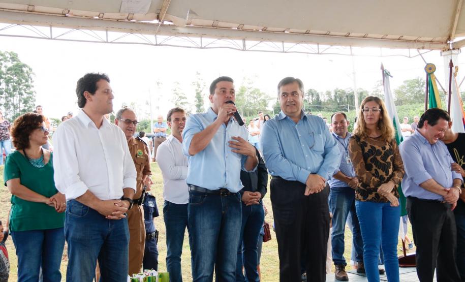 Chaves de 500 moradias populares são entregues a famílias de Apucarana Foi inaugurado na última sexta-feira (21) o Conjunto Residencial Solo Sagrado, novo lar de 500 famílias da cidade de Apucarana, no Vale do Ivaí. O empreendimento recebeu R$ 36 milhões de investimentos do poder público por meio do programa Minha Casa Minha Vida, do Governo Federal, e Morar Bem Paraná, do Governo do Estado, com a participação da Prefeitura de Apucarana.