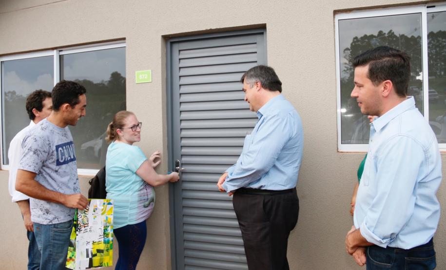 Chaves de 500 moradias populares são entregues a famílias de Apucarana Foi inaugurado na última sexta-feira (21) o Conjunto Residencial Solo Sagrado, novo lar de 500 famílias da cidade de Apucarana, no Vale do Ivaí. O empreendimento recebeu R$ 36 milhões de investimentos do poder público por meio do programa Minha Casa Minha Vida, do Governo Federal, e Morar Bem Paraná, do Governo do Estado, com a participação da Prefeitura de Apucarana.