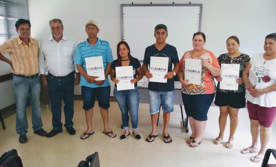 Cohapar entrega primeiras escrituras a famílias de Ubiratã Dez famílias de Ubiratã, na região Centro-Oeste do Paraná, receberam nesta quinta-feira (3) as escrituras de suas moradias. Elas fazem parte de um grupo de mutuários da Cohapar que já quitaram o financiamento imobiliário com a empresa e agora foram beneficiadas pelo programa de Escrituração Direta da companhia.