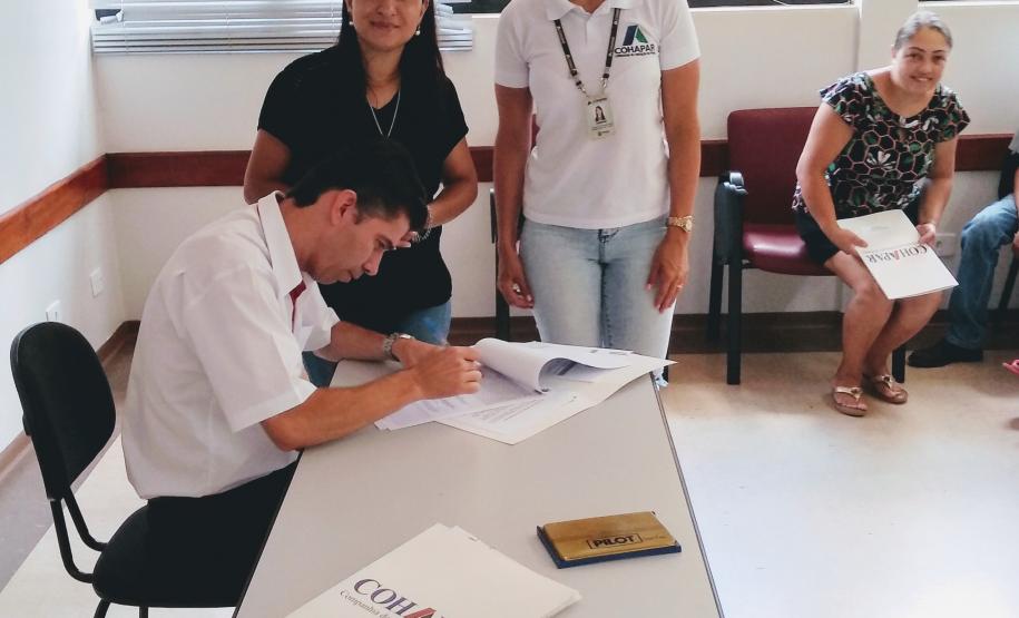 Cohapar entrega primeiras escrituras a famílias de Ubiratã Dez famílias de Ubiratã, na região Centro-Oeste do Paraná, receberam nesta quinta-feira (3) as escrituras de suas moradias. Elas fazem parte de um grupo de mutuários da Cohapar que já quitaram o financiamento imobiliário com a empresa e agora foram beneficiadas pelo programa de Escrituração Direta da companhia.