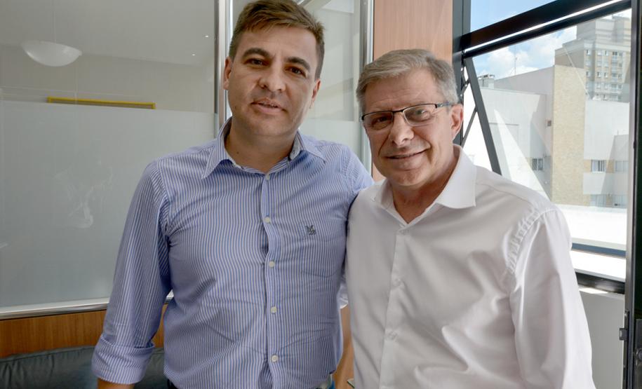 Prefeito de Jesuítas busca novas parcerias com a Cohapar O prefeito de Jesuítas, Junior Weiller, visitou a sede da Cohapar, em Curitiba, nesta terça-feira (8). Ele se reuniu com o futuro presidente da companhia, Jorge Lange, com quem tratou de ações conjuntas entre os órgãos para a viabilização de novos projetos habitacionais.