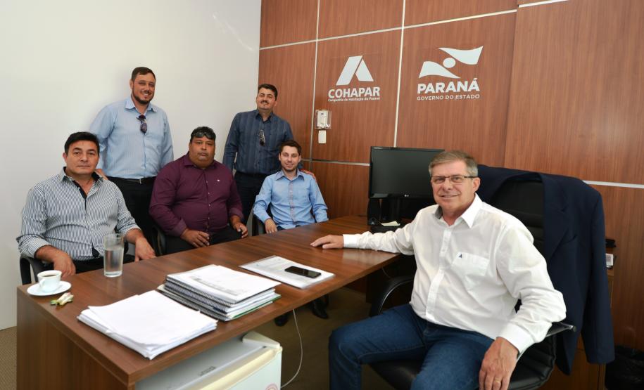 O prefeito em exercício de Matelândia, Enio Oliveira, esteve na sede da Cohapar nesta quarta-feira (9) para tratar de futuras parcerias entre os órgãos no setor de habitação popular. Na oportunidade, ele desejou sucesso ao futuro presidente da companhia, Jorge Lange, que assumirá o cargo nesta semana.
