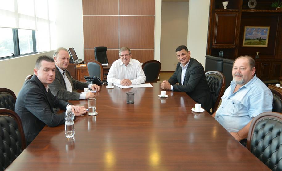 O presidente da Cohapar, Jorge Lange, recebeu nesta segunda-feira (14) a visita do prefeito em exercício de Cafelândia, Lorenço Pierdoná. Além de desejar sucesso ao novo mandatário da Companhia de Habitação do Paraná, o gestor municipal visa dar continuidade a projetos de construção de moradias iniciados entre o Governo do Estado e a Prefeitura de Cafelândia.