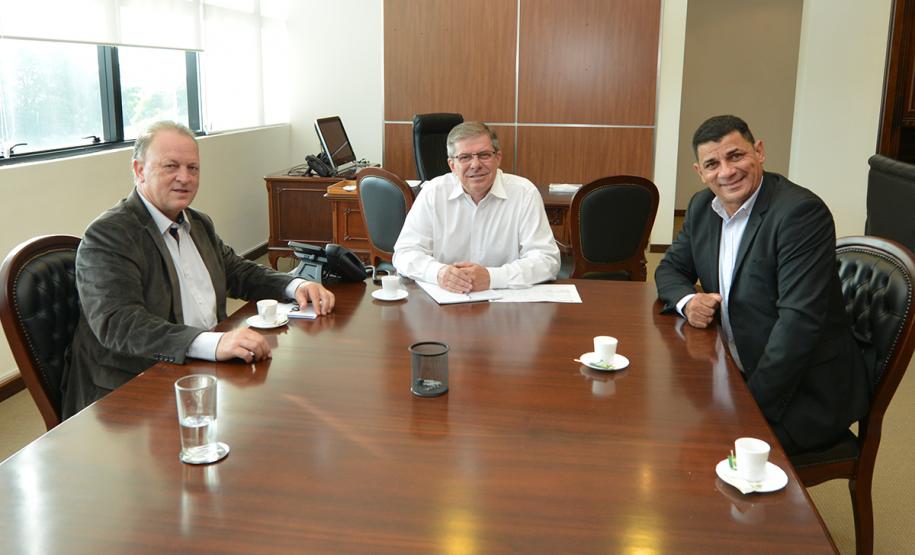 O presidente da Cohapar, Jorge Lange, recebeu nesta segunda-feira (14) a visita do prefeito em exercício de Cafelândia, Lorenço Pierdoná. Além de desejar sucesso ao novo mandatário da Companhia de Habitação do Paraná, o gestor municipal visa dar continuidade a projetos de construção de moradias iniciados entre o Governo do Estado e a Prefeitura de Cafelândia.