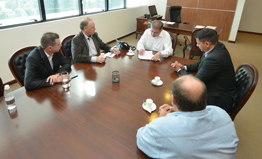 O presidente da Cohapar, Jorge Lange, recebeu nesta segunda-feira (14) a visita do prefeito em exercício de Cafelândia, Lorenço Pierdoná. Além de desejar sucesso ao novo mandatário da Companhia de Habitação do Paraná, o gestor municipal visa dar continuidade a projetos de construção de moradias iniciados entre o Governo do Estado e a Prefeitura de Cafelândia.