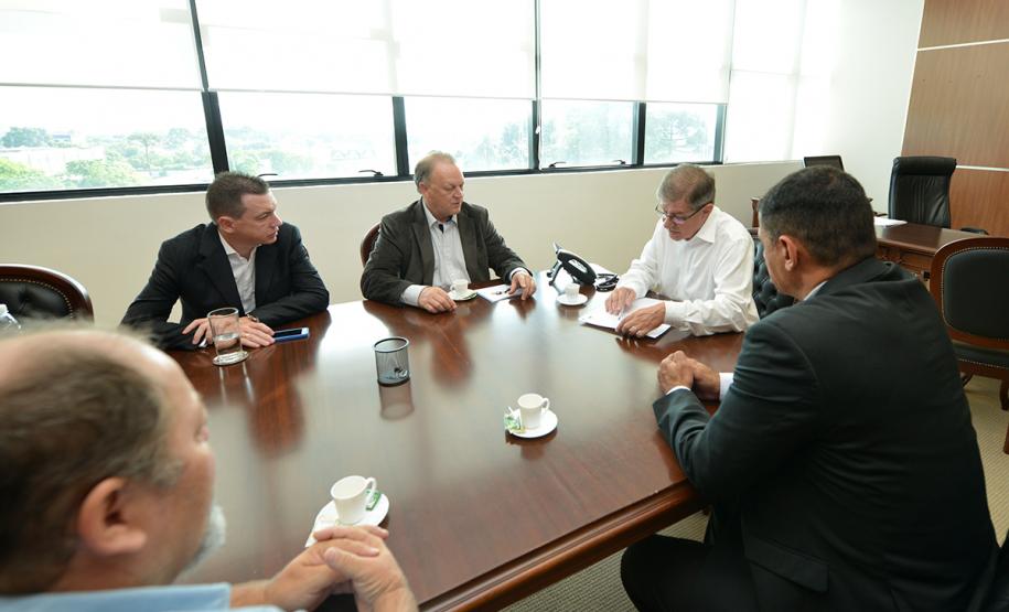 O presidente da Cohapar, Jorge Lange, recebeu nesta segunda-feira (14) a visita do prefeito em exercício de Cafelândia, Lorenço Pierdoná. Além de desejar sucesso ao novo mandatário da Companhia de Habitação do Paraná, o gestor municipal visa dar continuidade a projetos de construção de moradias iniciados entre o Governo do Estado e a Prefeitura de Cafelândia.