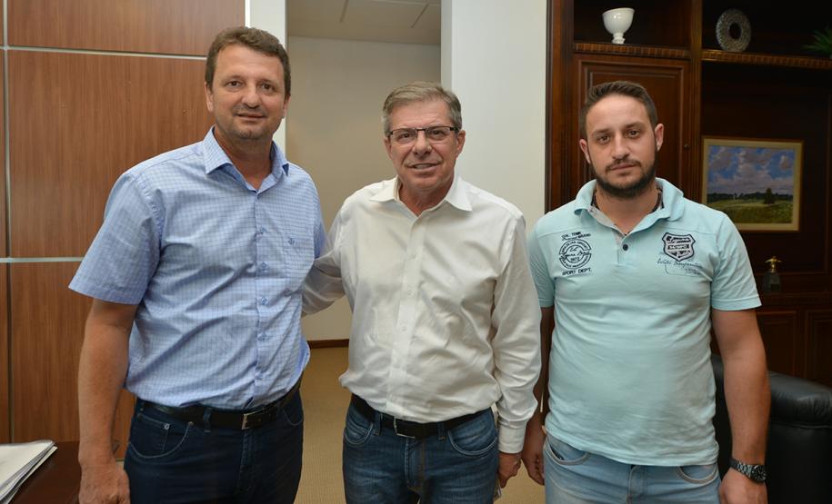O presidente da Cohapar, Jorge Lange, e o prefeito de Novo Itacolomi, Moacir Andreolla, estiveram reunidos nesta segunda-feira (14), na sede da companhia, para acertar detalhes da construção de 42 novas moradias na cidade. O projeto faz parte do programa Família Paranaense e receberá investimentos que superam os R$ 2,5 milhões.