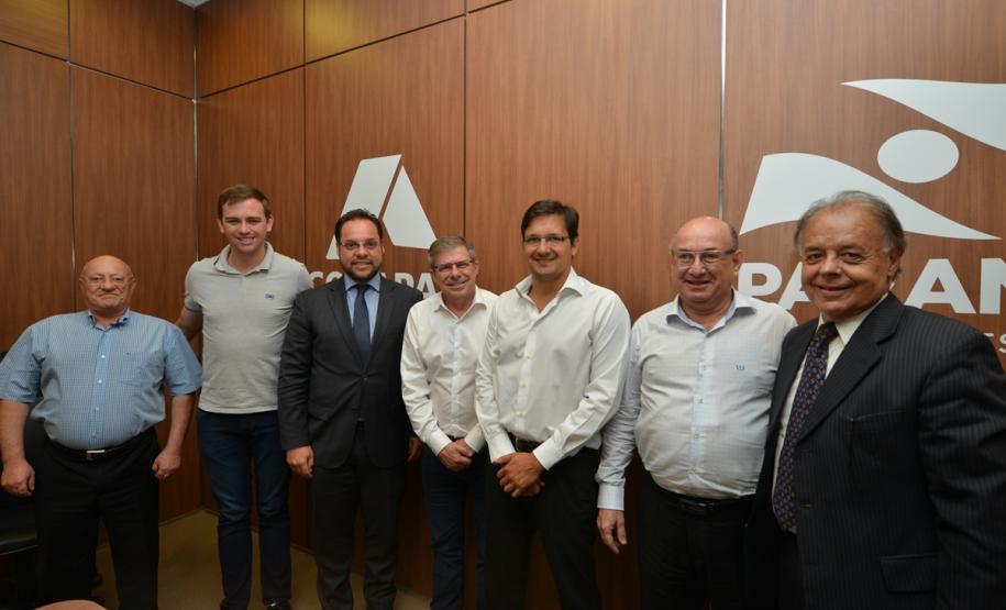 O presidente da Companhia de Habitação do Paraná (Cohapar), Jorge Lange, realizou a primeira reunião trabalho com os funcionários da empresa nesta segunda-feira (14). A assinatura do termo de posse aconteceu na última sexta-feira (11), após a indicação do governador Carlos Massa Ratinho Junior ter sido aprovada pelo Conselho de Administração da companhia.