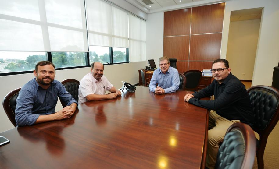 Nesta quarta-feira (16), o prefeito de São Pedro do Iguaçu, Francisco Souza Neto (Chiquinho), e o presidente da Cohapar, Jorge Lange, estiveram reunidos na sede da empresa, em Curitiba. O representante do município pleiteou o apoio do governo estadual para a construção de novas casas populares.