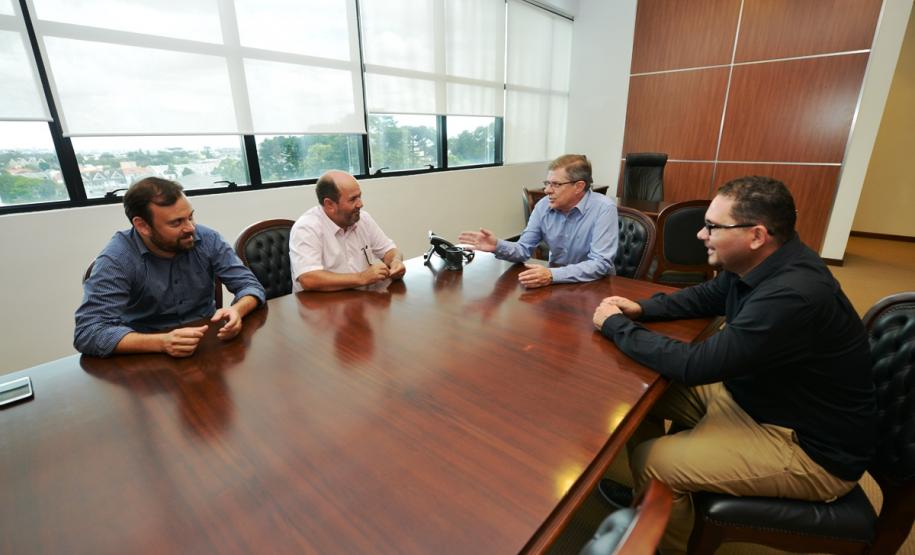 Nesta quarta-feira (16), o prefeito de São Pedro do Iguaçu, Francisco Souza Neto (Chiquinho), e o presidente da Cohapar, Jorge Lange, estiveram reunidos na sede da empresa, em Curitiba. O representante do município pleiteou o apoio do governo estadual para a construção de novas casas populares.