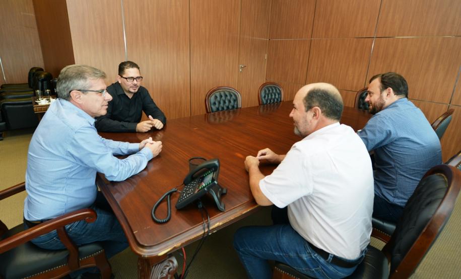 Nesta quarta-feira (16), o prefeito de São Pedro do Iguaçu, Francisco Souza Neto (Chiquinho), e o presidente da Cohapar, Jorge Lange, estiveram reunidos na sede da empresa, em Curitiba. O representante do município pleiteou o apoio do governo estadual para a construção de novas casas populares.
