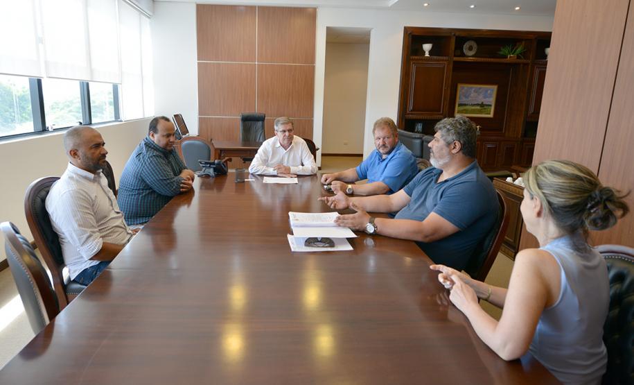 Com o objetivo de dar andamento a obras de infraestrutura do Programa de Aceleração do Crescimento (PAC) em Campo Magro, o prefeito Claudio Cesar Casagrande visitou o presidente da Cohapar, Jorge Lange, nesta terça-feira (15). Os dois também conversaram sobre ações envolvendo a regularização e titulação de lotes dentro do programa, em parceria com o Governo Federal.