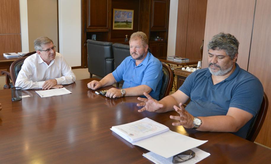 Com o objetivo de dar andamento a obras de infraestrutura do Programa de Aceleração do Crescimento (PAC) em Campo Magro, o prefeito Claudio Cesar Casagrande visitou o presidente da Cohapar, Jorge Lange, nesta terça-feira (15). Os dois também conversaram sobre ações envolvendo a regularização e titulação de lotes dentro do programa, em parceria com o Governo Federal.
