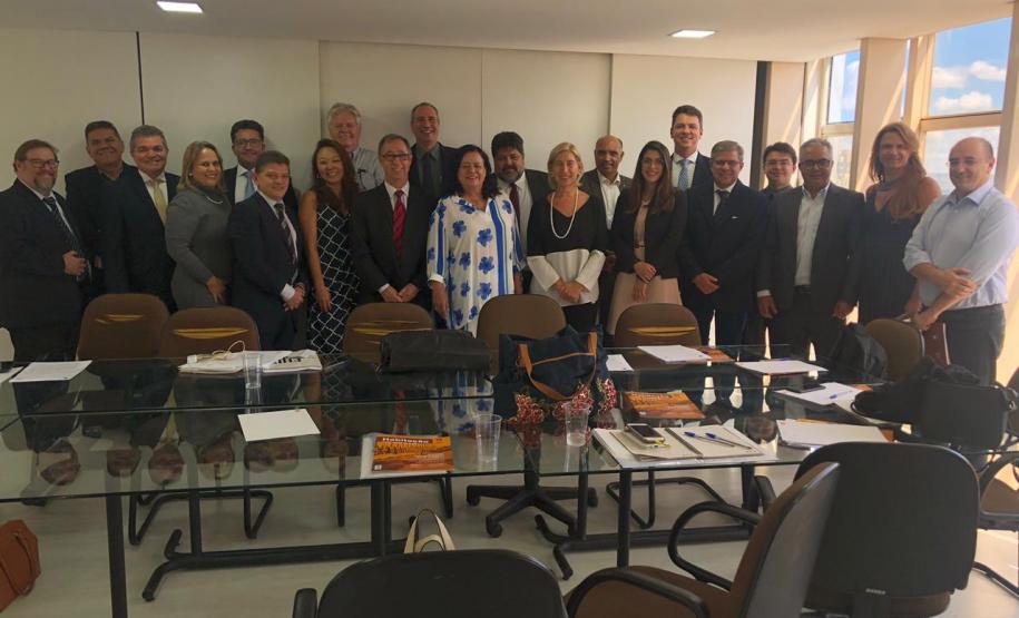 Presidente da Cohapar participa de reunião sobre rumos das políticas habitacionais em Brasília O presidente da Cohapar, Jorge Lange, participou nesta quinta-feira (17) de uma reunião com o Ministro do Desenvolvimento Regional, Gustavo Canuto, na sede do ministério, em Brasília. No encontro, foram tratadas questões relativas aos investimentos federais para a contratação e retomada de obras e projetos de construção de casas populares, urbanização e regularização de assentamentos precários.