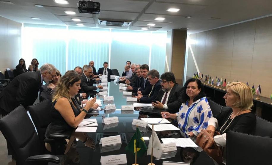 Presidente da Cohapar participa de reunião sobre rumos das políticas habitacionais em Brasília O presidente da Cohapar, Jorge Lange, participou nesta quinta-feira (17) de uma reunião com o Ministro do Desenvolvimento Regional, Gustavo Canuto, na sede do ministério, em Brasília. No encontro, foram tratadas questões relativas aos investimentos federais para a contratação e retomada de obras e projetos de construção de casas populares, urbanização e regularização de assentamentos precários.