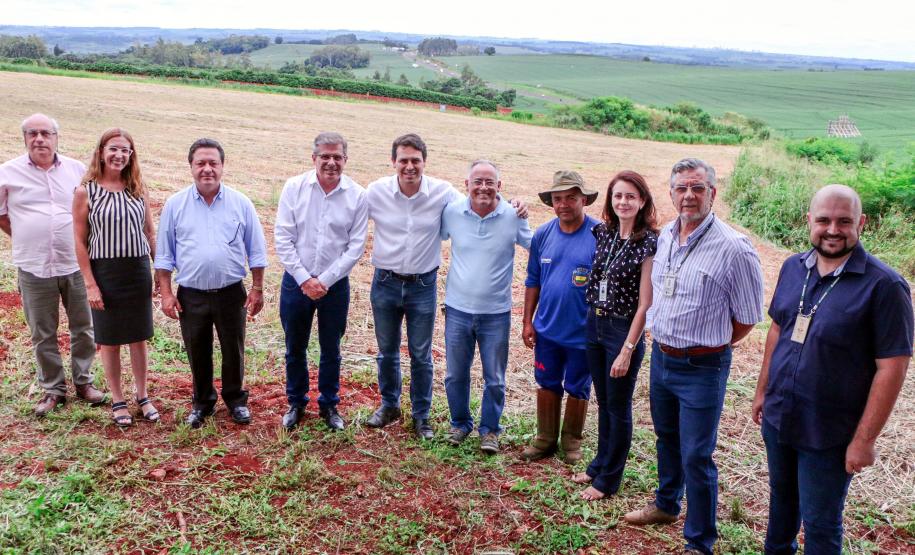 Presidente da Cohapar visita Apucarana e encaminha projetos O presidente da Companhia Paranaense de Habitação (Cohapar) Jorge Lange, cumpriu agenda nesta sexta-feira em Apucarana. Ele deu posse à assistente social Elisângela Costa Araújo, na chefia do escritório regional da Cohapar em Apucarana. E, em seguida, esteve na Prefeitura de Apucarana, retribuindo a visita que recebeu na semana anterior, do prefeito em exercício Junior da Femac.