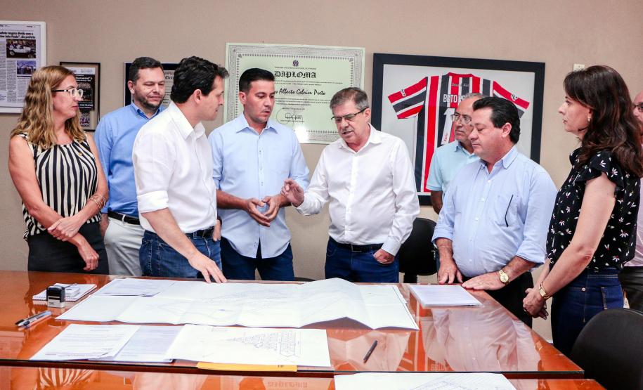 Presidente da Cohapar visita Apucarana e encaminha projetos O presidente da Companhia Paranaense de Habitação (Cohapar) Jorge Lange, cumpriu agenda nesta sexta-feira em Apucarana. Ele deu posse à assistente social Elisângela Costa Araújo, na chefia do escritório regional da Cohapar em Apucarana. E, em seguida, esteve na Prefeitura de Apucarana, retribuindo a visita que recebeu na semana anterior, do prefeito em exercício Junior da Femac.