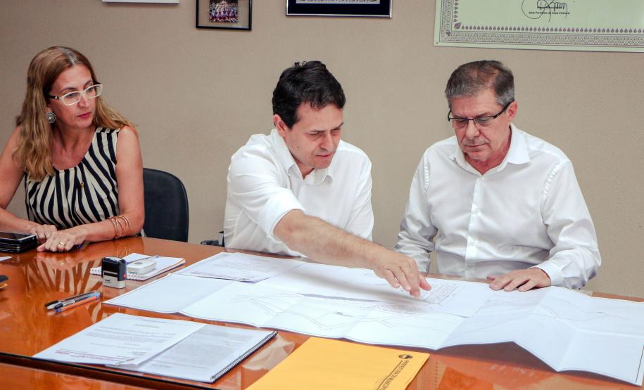 Presidente da Cohapar visita Apucarana e encaminha projetos O presidente da Companhia Paranaense de Habitação (Cohapar) Jorge Lange, cumpriu agenda nesta sexta-feira em Apucarana. Ele deu posse à assistente social Elisângela Costa Araújo, na chefia do escritório regional da Cohapar em Apucarana. E, em seguida, esteve na Prefeitura de Apucarana, retribuindo a visita que recebeu na semana anterior, do prefeito em exercício Junior da Femac.