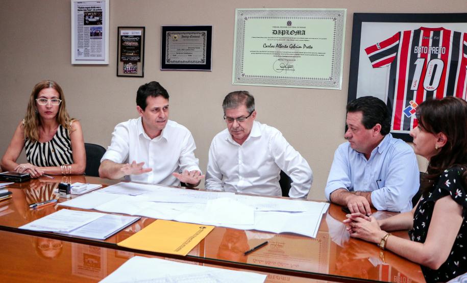 Presidente da Cohapar visita Apucarana e encaminha projetos O presidente da Companhia Paranaense de Habitação (Cohapar) Jorge Lange, cumpriu agenda nesta sexta-feira em Apucarana. Ele deu posse à assistente social Elisângela Costa Araújo, na chefia do escritório regional da Cohapar em Apucarana. E, em seguida, esteve na Prefeitura de Apucarana, retribuindo a visita que recebeu na semana anterior, do prefeito em exercício Junior da Femac.