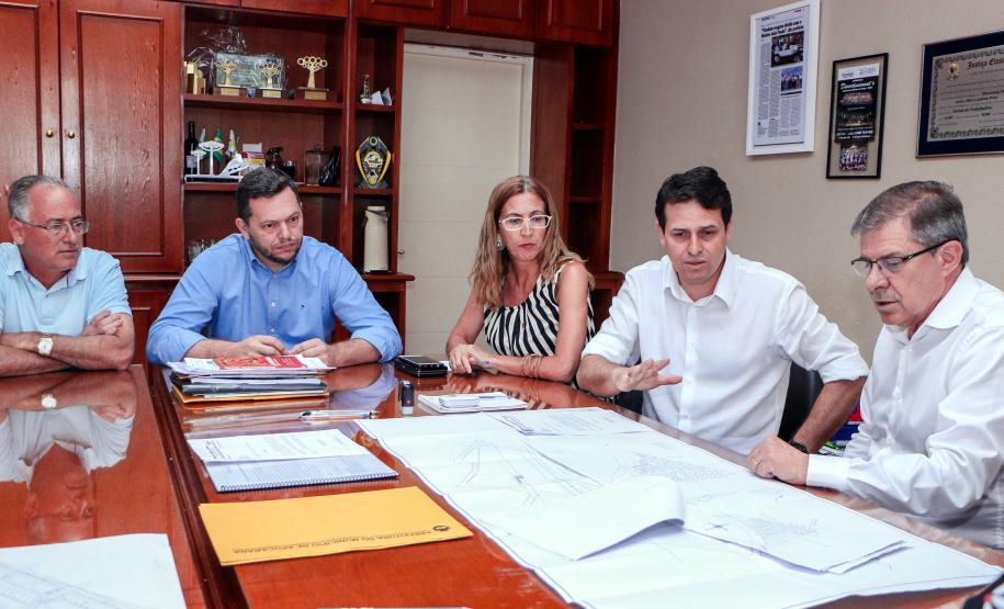 Presidente da Cohapar visita Apucarana e encaminha projetos O presidente da Companhia Paranaense de Habitação (Cohapar) Jorge Lange, cumpriu agenda nesta sexta-feira em Apucarana. Ele deu posse à assistente social Elisângela Costa Araújo, na chefia do escritório regional da Cohapar em Apucarana. E, em seguida, esteve na Prefeitura de Apucarana, retribuindo a visita que recebeu na semana anterior, do prefeito em exercício Junior da Femac.