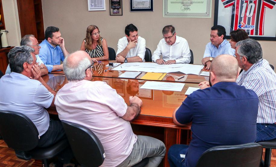 Presidente da Cohapar visita Apucarana e encaminha projetos O presidente da Companhia Paranaense de Habitação (Cohapar) Jorge Lange, cumpriu agenda nesta sexta-feira em Apucarana. Ele deu posse à assistente social Elisângela Costa Araújo, na chefia do escritório regional da Cohapar em Apucarana. E, em seguida, esteve na Prefeitura de Apucarana, retribuindo a visita que recebeu na semana anterior, do prefeito em exercício Junior da Femac.